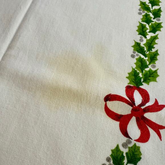 VTG 103.5" x 62" Cotton White Rectangular Christmas Tablecloth Sleigh Holly READ - Picture 8 of 10